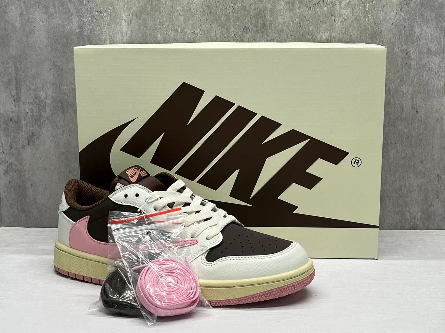 NIKE Air Jordan Low OG Dark Pony/Pink
